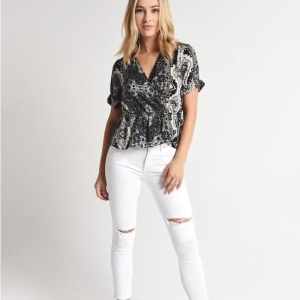 Cupcakes and Cashmere Kabrina Peplum Wrap Top Women’s Size Small Paisley